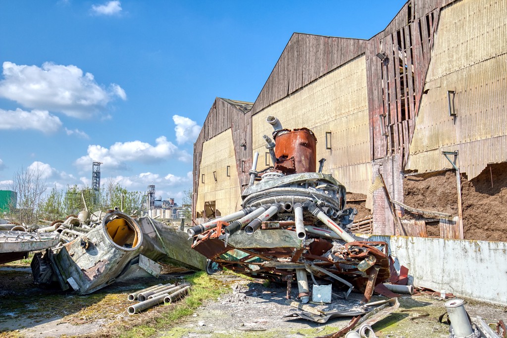 HDR graffiti streetart art kunst factory usine fabriek urbex chemie chemical industry industrie lost abandoned abandonnee decay vervuild pollution vervuiling